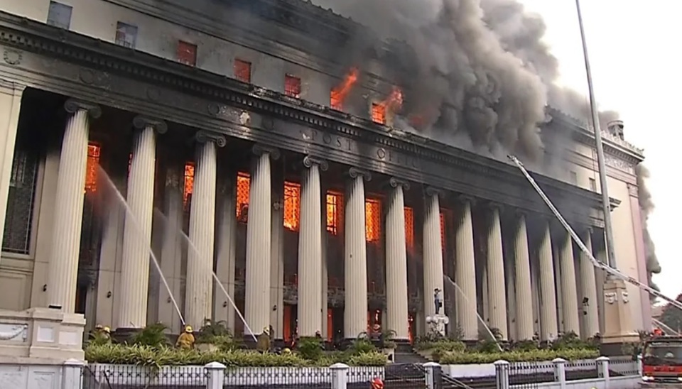 Vụ hỏa hoạn tại Bưu điện Trung t&acirc;m Manila k&eacute;o d&agrave;i hơn 7 tiếng đồng hồ. Ảnh: CNN