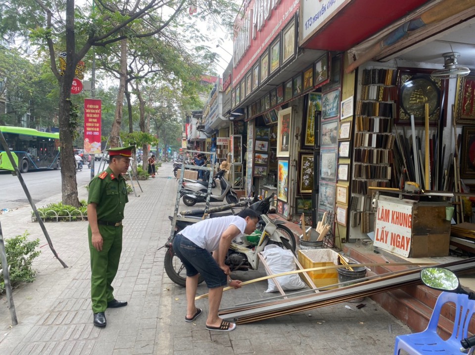 C&ocirc;ng t&aacute;c đảm bảo trật tự đ&ocirc; thị, an to&agrave;n giao th&ocirc;ng... l&agrave; một trong những nhiệm vụ được lực lượng chức năng phường Điện Bi&ecirc;n ưu ti&ecirc;n thực hiện nhằm phục vụ tốt nhất việc di chuyển của c&aacute;c đại biểu.