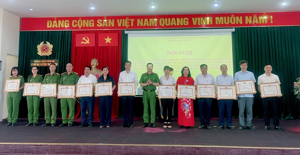 Khen thưởng c&aacute;c tập thể, c&aacute; nh&acirc;n c&oacute; th&agrave;nh t&iacute;ch xuất sắc trong thực hiện chương tr&igrave;nh phối hợp.