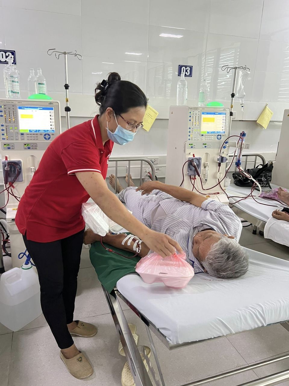 Phụ nữ Thịnh Liệt trao cơm từ thiện cho c&aacute;c bệnh nh&acirc;n đang chạy thận tại Bệnh viện N&ocirc;ng nghiệp Thanh Tr&igrave;. Ảnh HM
