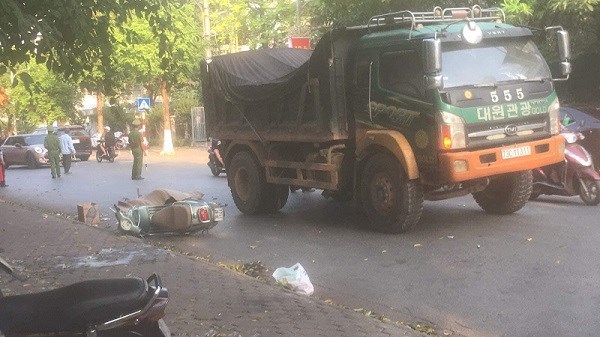 Hà Nội: Va chạm với xe tải, một người đi xe máy tử vong - Ảnh 1