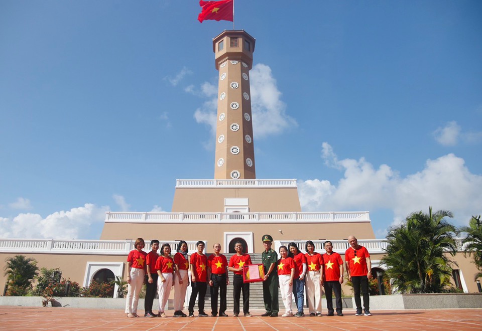 L&atilde;nh đạo Hội Nh&agrave; b&aacute;o TP H&agrave; Nội c&ugrave;ng th&agrave;nh vi&ecirc;n trong đo&agrave;n x&uacute;c động đ&oacute;n nhận l&aacute; cờ Tổ quốc (số 77) được treo tr&ecirc;n Cột cờ H&agrave; Nội tại Mũi C&agrave; Mau, do Đồn Bi&ecirc;n ph&ograve;ng Đất Mũi trao tặng c&aacute;c nh&agrave; b&aacute;o Thủ đ&ocirc;.