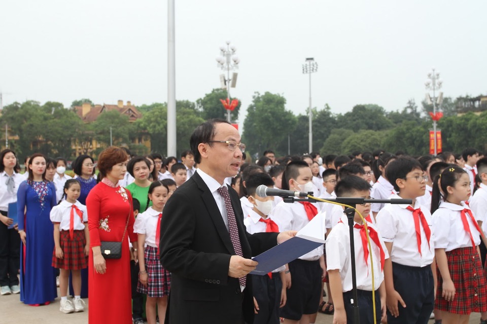 Phó Giám đốc Sở GD&ĐT Hà Nội Nguyễn Quang Tuấn báo cáo thành tích của thầy và trò Thủ đô năm học 2022- 2023
