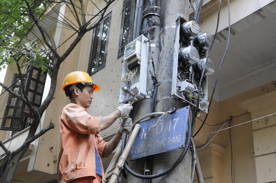 Công nhân EVN HANOI kiểm tra kỹ thuật trên địa bàn quận Đống Đa. Ảnh: Hải Linh