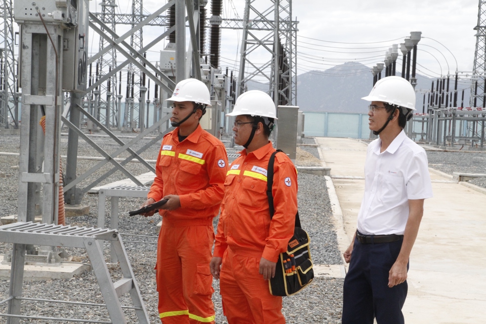 C&ocirc;ng nh&acirc;n truyền tải điện Phước Ninh, Ninh Thuận kiểm tra hệ thống điện. Ảnh: Khắc Ki&ecirc;n