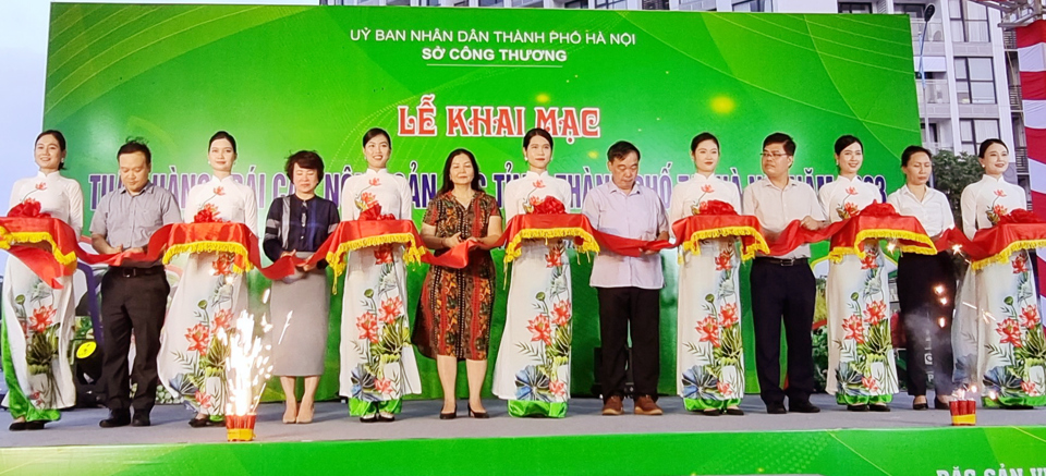 C&aacute;c đại biểu cắt băng khai mạc Tuần h&agrave;ng tr&aacute;i c&acirc;y, n&ocirc;ng sản c&aacute;c tỉnh, th&agrave;nh tại H&agrave; Nội . Ảnh: Ho&agrave;i Nam