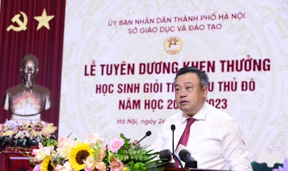 Chủ tịch UBND TP Hà Nội Trần Sỹ Thanh biểu dương thành tích xuất sắc của ngành GD&ĐT và hơn 700 học sinh tiêu biểu Thủ đô