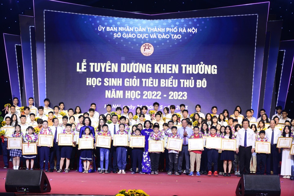Đại diễn lãnh đạo Bộ GD&ĐT, UBND TP Hà Nội trao thưởng cho những học sinh xuất sắc, tiêu biểu