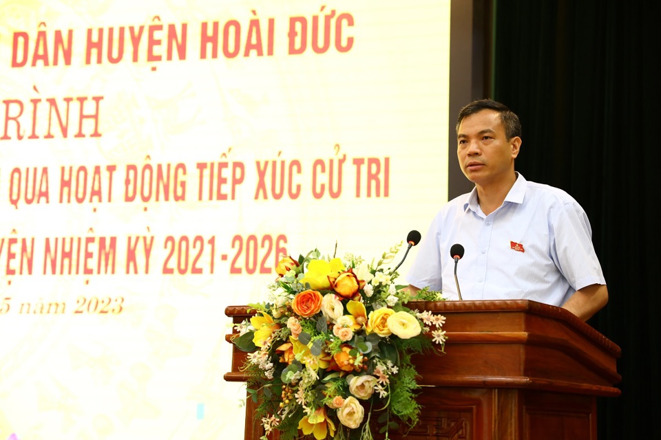 Ph&oacute; Chủ tịch UBND huyện Ho&agrave;i Đức Nguyễn Trung Thuận trả lời kiến nghị của cử tri