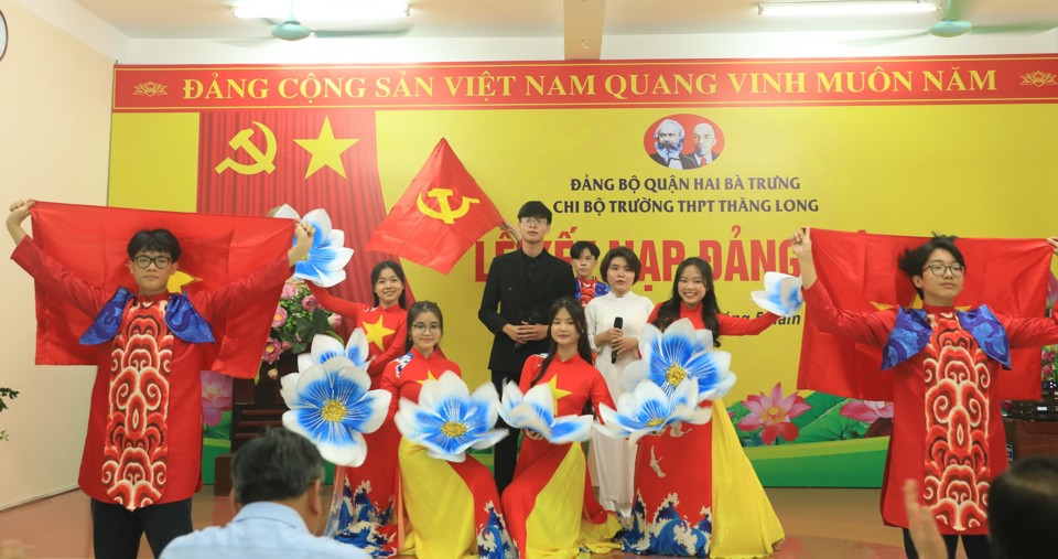 Tiết mục văn nghệ đặc sắc do c&aacute;c em học sinh trường THPT Thăng Long biểu diễn tại Lễ kết nạp đảng vi&ecirc;n