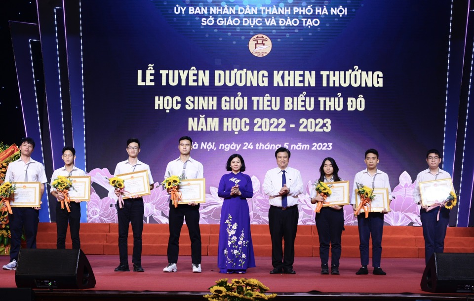 Thứ trưởng Bộ GD&ĐT Nguyễn Hữu Độ và Phó Bí thư Thường trực Thành ủy Hà Nội Nguyễn Thị Tuyến trao thưởng cho học sinh tiêu biểu