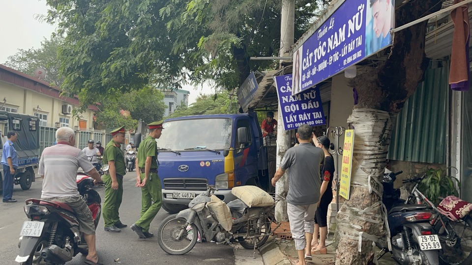 Lực lượng chức năng phường Bạch Đằng tiến h&agrave;nh kiểm tra đối với c&aacute;c hộ kinh doanh, tập kết vật liệu x&acirc;y dựng tr&ecirc;n phố Bạch Đằng.