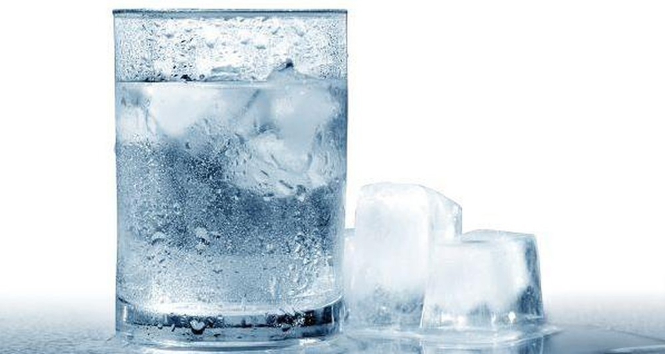 Tác hại khôn lường của việc uống nước lạnh trong ngày nắng nóng - Ảnh 1