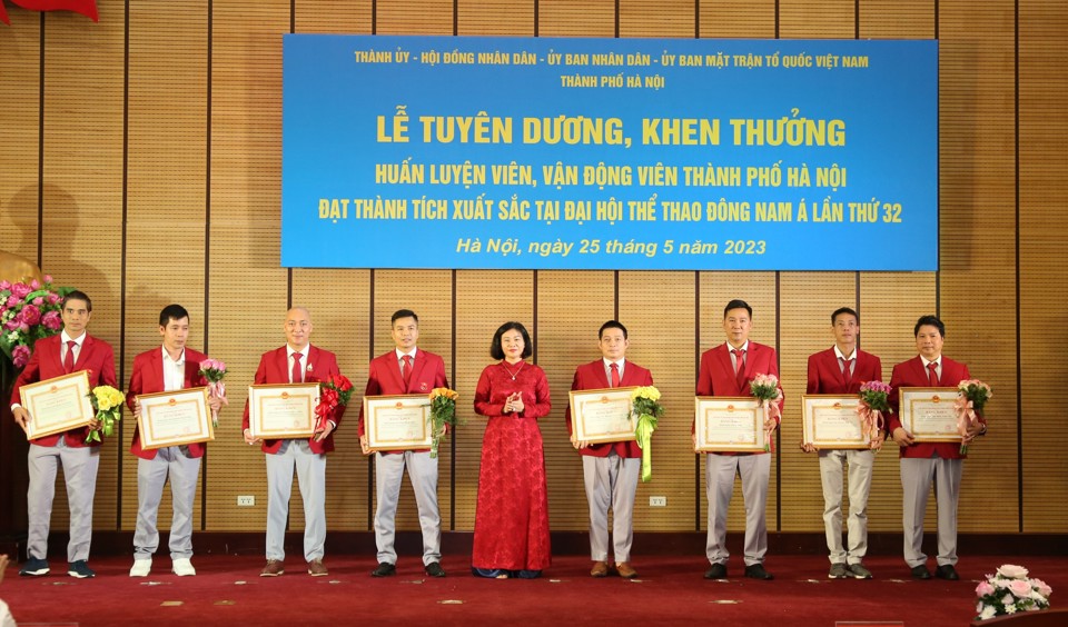 Ph&oacute; B&iacute; thư Thường trực Th&agrave;nh ủy Nguyễn Thị Tuyến trao thưởng cho c&aacute;c huấn luyện vi&ecirc;n xuất sắc.