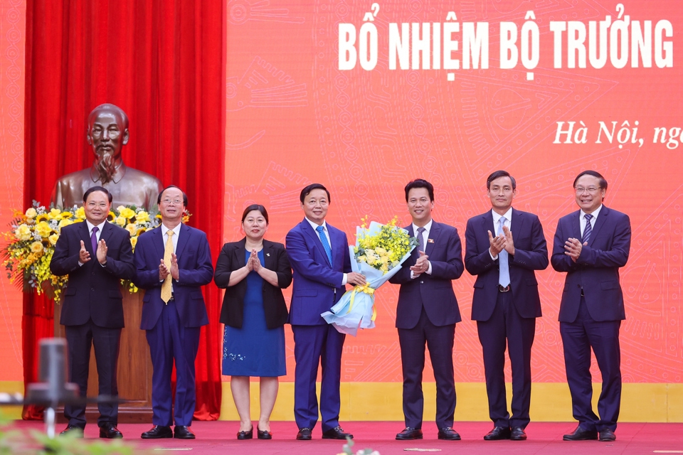 Ph&oacute; Thủ tướng Trần Hồng H&agrave; tặng hoa ch&uacute;c mừng Bộ trưởng Đặng Quốc Kh&aacute;nh - Ảnh: VGP