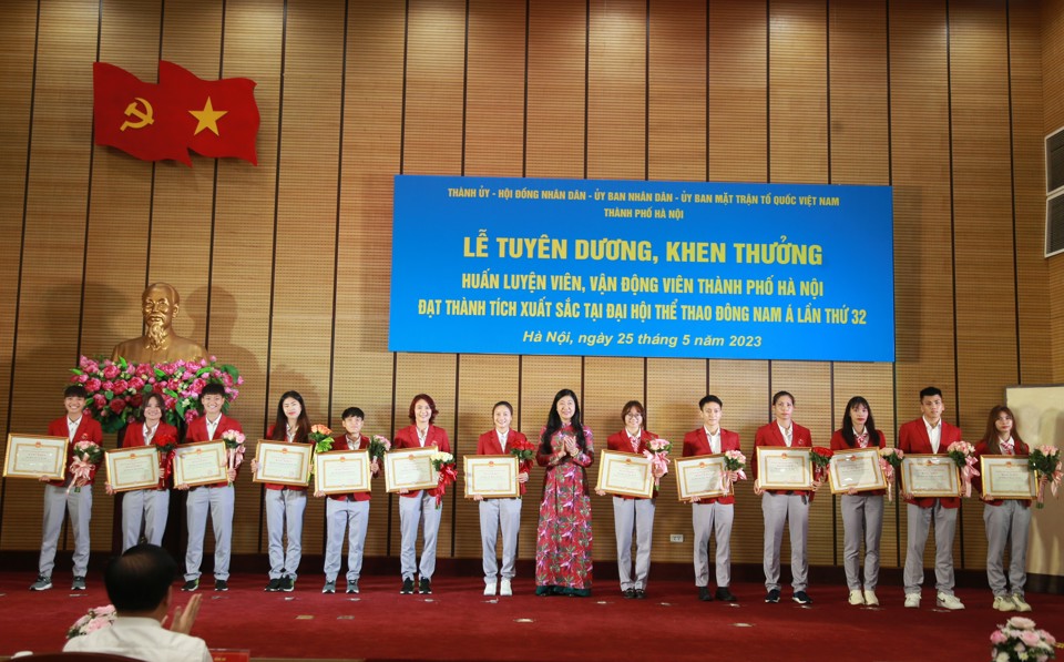 Chủ tịch Uỷ ban MTTQ Việt Nam TP H&agrave; Nội Nguyễn Lan Hương trao khen thưởng cho c&aacute;c vận động vi&ecirc;n xuất sắc.&nbsp;