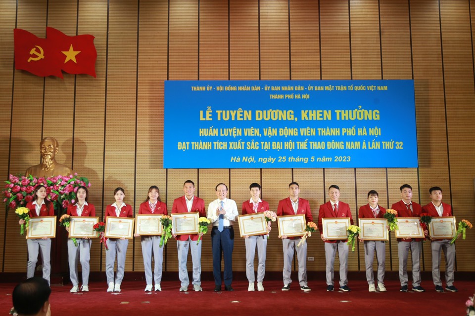 Chủ tịch HĐND TP H&agrave; Nội Nguyễn Ngọc Tuấn trao thưởng cho c&aacute;c Vận động vi&ecirc;n xuất sắc.&nbsp;