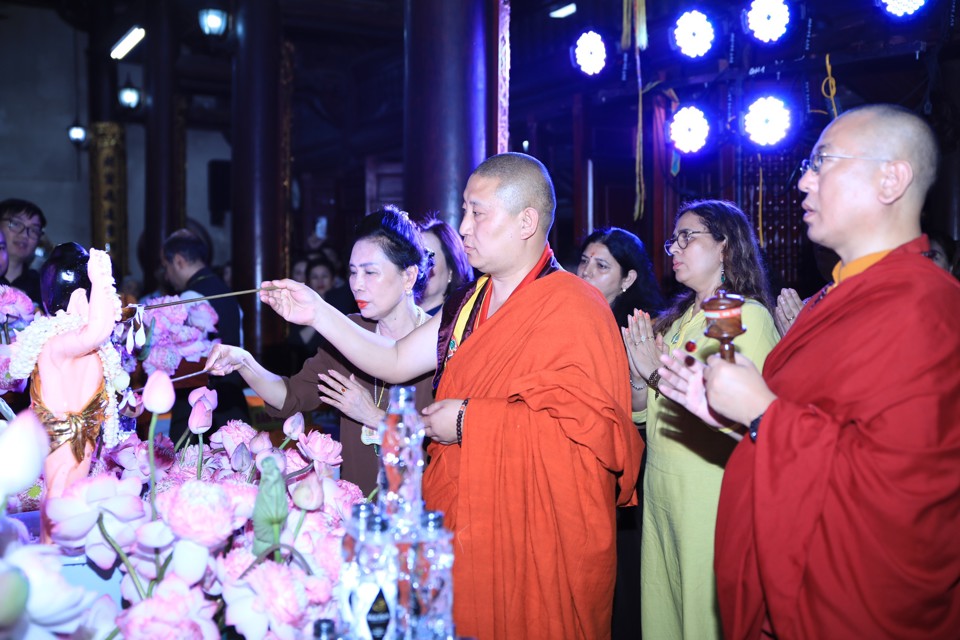 Nghi thức tắm tượng Phật tại Đại lễ Phật đản năm 2023 ở H&agrave; Nội.&nbsp;
