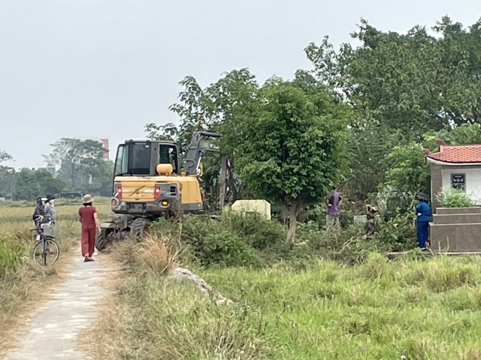 C&aacute;c hộ gia đ&igrave;nh x&atilde; Văn B&igrave;nh vẫn đang tiếp tục di chuyển nốt những ng&ocirc;i mộ c&oacute; chủ&nbsp; v&agrave;o nghĩa trang mới của x&atilde; vừa được ho&agrave;n th&agrave;nh x&acirc;y dựng