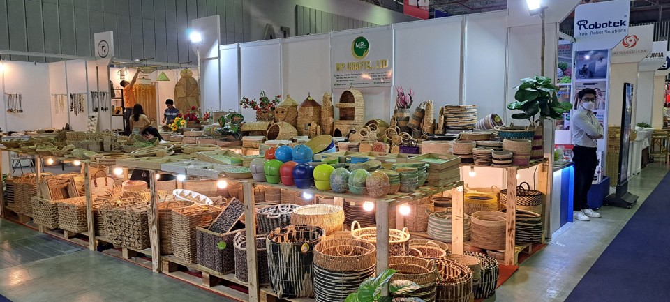 Một trong nhiều gian h&agrave;ng của DN xuất khẩu đồ gỗ, mỹ nghệ.