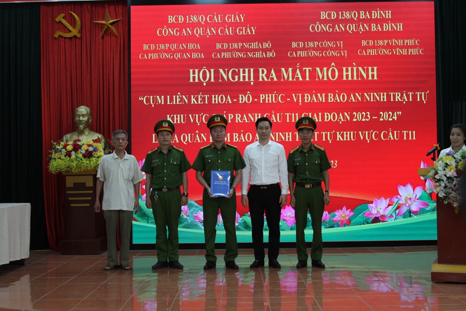 Chủ tịch UBND phường Quan Hoa L&ecirc; Mạnh Tiến trao quyết định th&agrave;nh lập cụm li&ecirc;n kết Hoa - Đ&ocirc; - Ph&uacute;c - Vị.