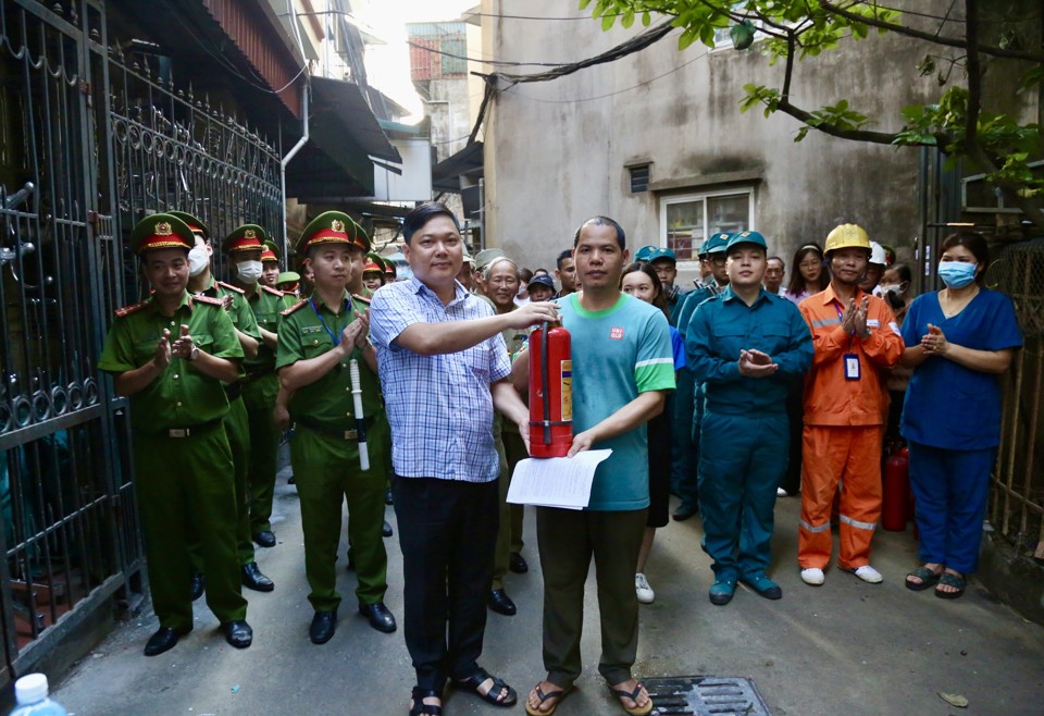 Chủ tịch UBND phường Đồng Xu&acirc;n&nbsp;Trần Đức Toản&nbsp;trao tặng b&igrave;nh chữa ch&aacute;y cho hộ gia đ&igrave;nh c&oacute; ho&agrave;n cảnh kh&oacute; khăn tr&ecirc;n địa b&agrave;n.