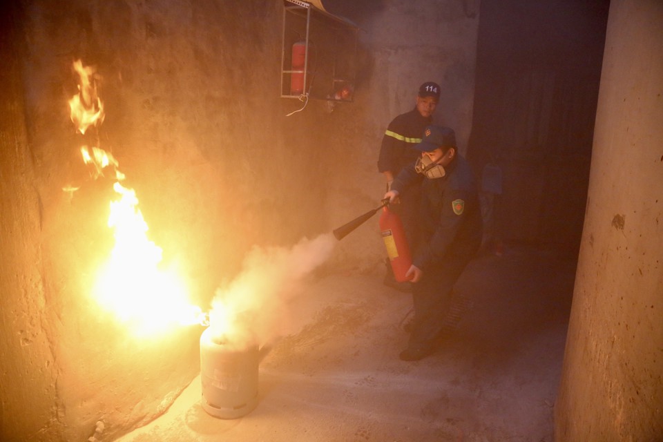Quận Hoàn Kiếm: Diễn tập chữa cháy trong ngõ nhỏ tại Tổ liên gia PCCC - Ảnh 3