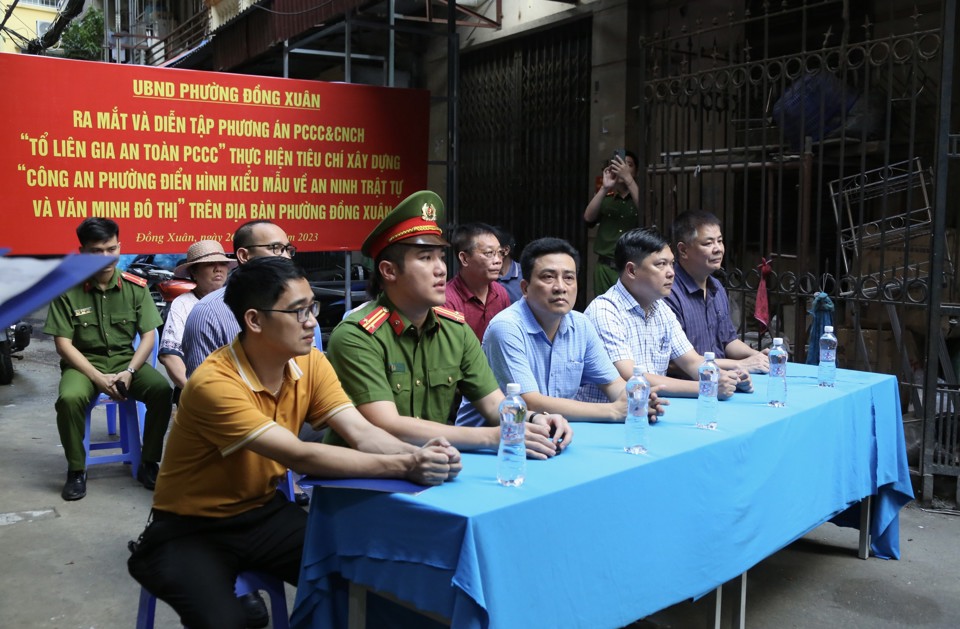Quận Hoàn Kiếm: Diễn tập chữa cháy trong ngõ nhỏ tại Tổ liên gia PCCC - Ảnh 2