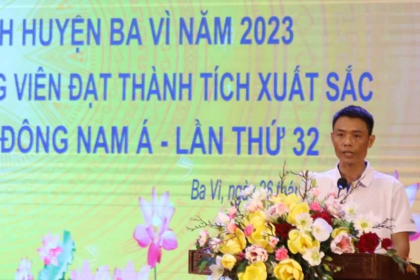 Đại diện VĐV l&ecirc;n tuy&ecirc;n thệ tại Lễ khai mạc&nbsp;Giải chạy v&igrave; ho&agrave; b&igrave;nh huyện Ba V&igrave; năm 2023.