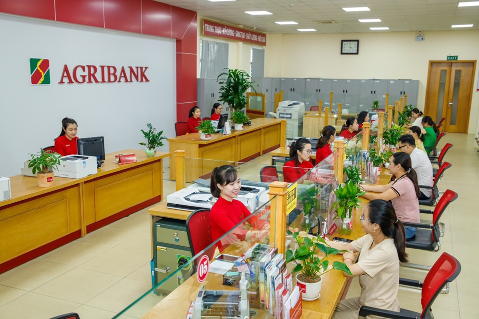 Kh&aacute;ch h&agrave;ng giao dịch tại Agribank. Ảnh: Việt Linh