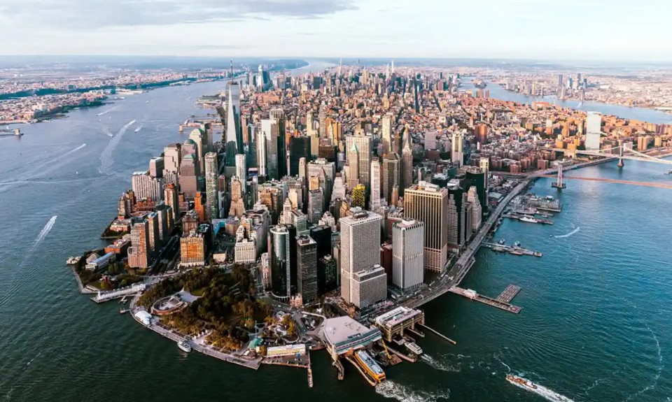 TP New York của Mỹ được bao quanh bởi biển nước. Ảnh: Getty Images