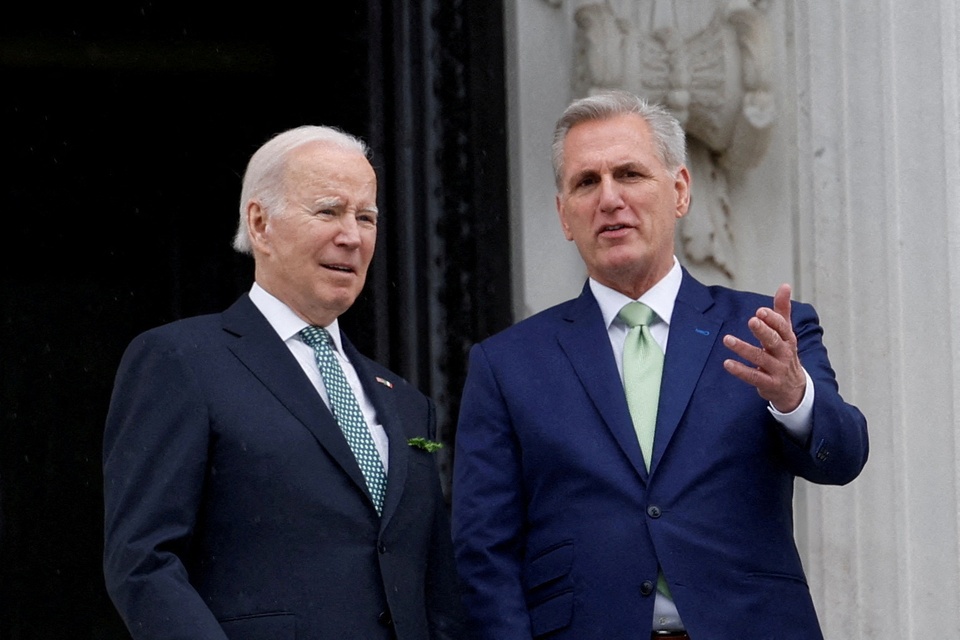 Tổng thống Joe Biden (ảnh tr&aacute;i) v&agrave; Chủ tịchHạ viện Kevin McCarthy. Ảnh: Reuters