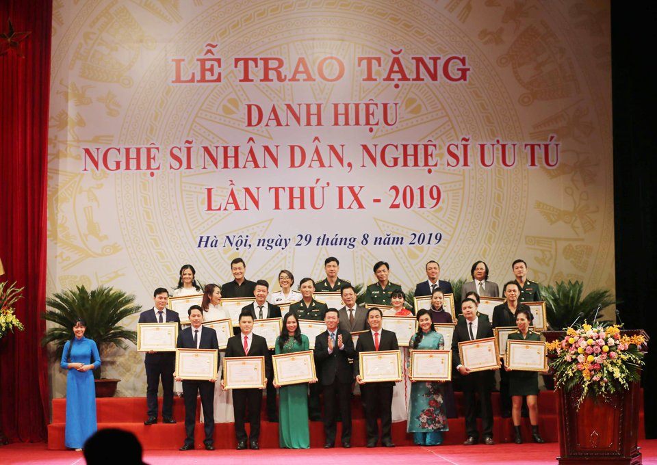 Trưởng ban Tuy&ecirc;n gi&aacute;o T.Ư V&otilde; Văn Thưởng (nay l&agrave; Chủ tịch nước) trao danh hiệu NSƯT cho c&aacute;c đại biểu trong dịp x&eacute;t tặng lần thứ IX. Ảnh: C&ocirc;ng H&ugrave;ng