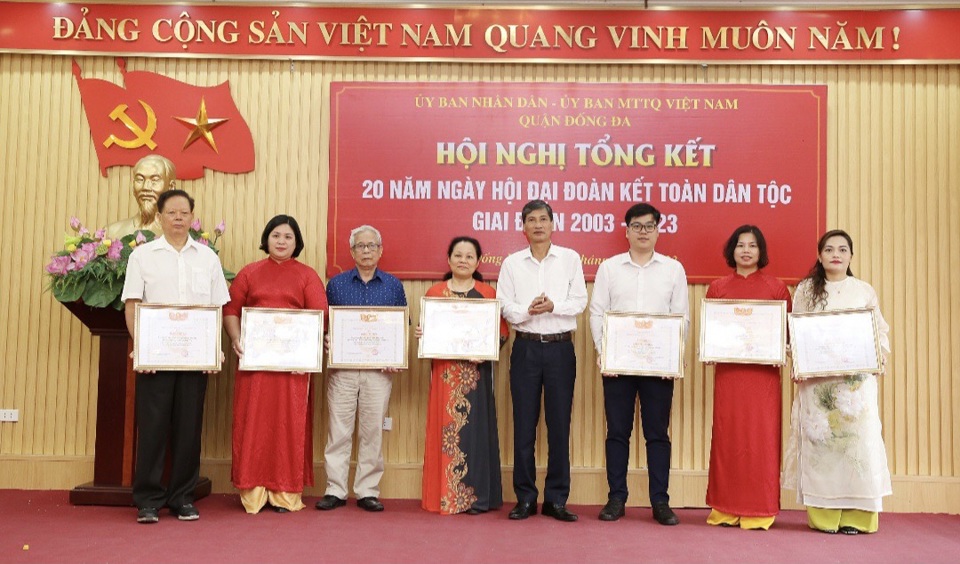 Ph&oacute; Chủ tịch Thường trực Ủy ban MTTQ TP H&agrave; Nội Nguyễn Anh Tuấn trao khen thưởng cho c&aacute;c tập thể, c&aacute; nh&acirc;n.
