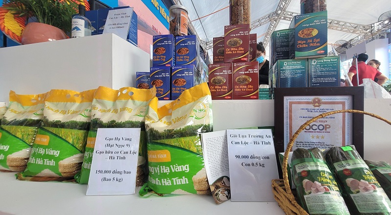 Sản phẩm gạo, gi&ograve; lụa tại gian h&agrave;ng của huyện Can Lộc