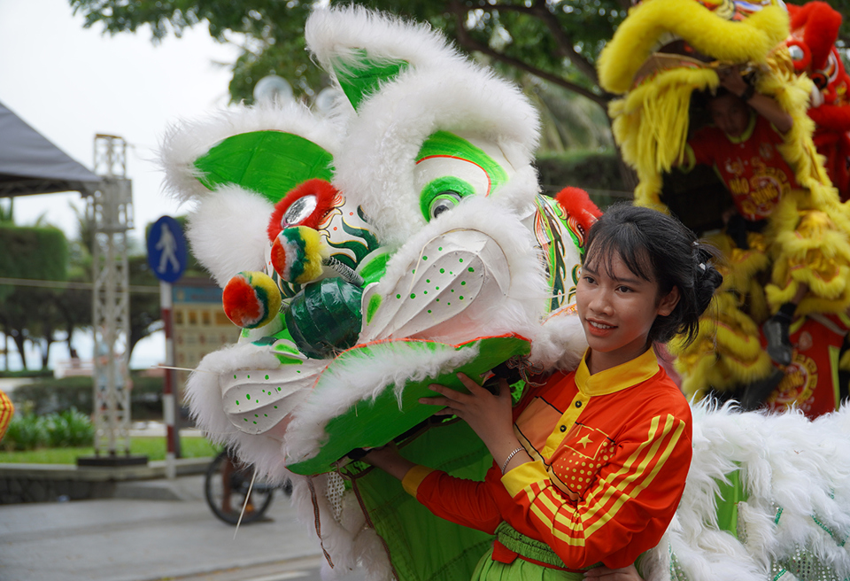 Festival Biển Nha Trang 2023: Mãn nhãn lễ hội lân sư rồng đường phố - Ảnh 2