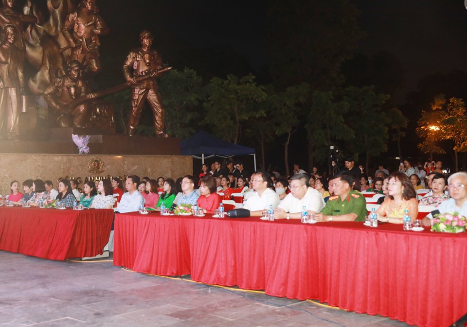 C&aacute;c đại biểu l&atilde;nh đạo quận Hai B&agrave; Trưng, c&aacute;c ph&ograve;ng, ng&agrave;nh, 18 phường v&agrave; đ&ocirc;ng đảo Nh&acirc;n d&acirc;n tham dự Chương tr&igrave;nh.