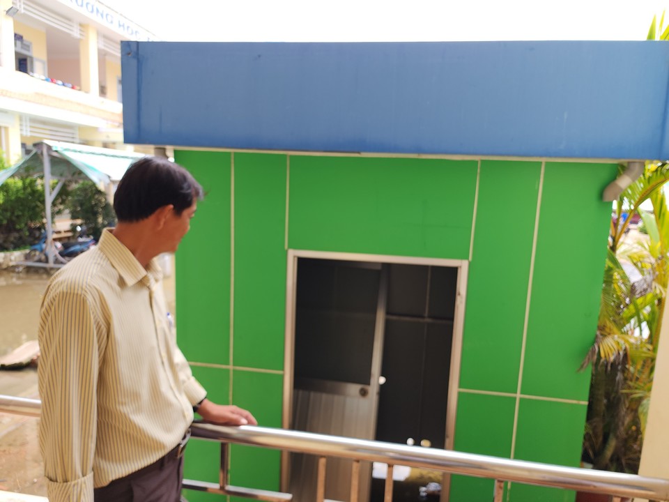 Thiết bị lọc nước tại v&ograve;i thuộc dự &aacute;n ở trường Tiểu học Quang Trung đang bị bỏ hoang, kh&ocirc;ng thể sử dụng (ảnh chụp 9/2022)