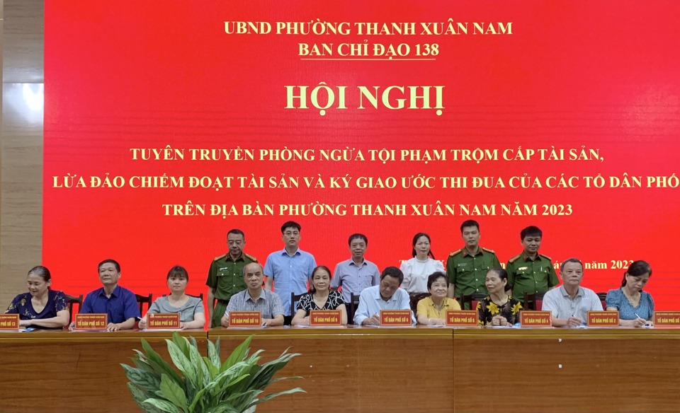 Ban Chỉ đạo 138 phường Thanh Xuân Nam phát động phong trào thi đua tới toàn thể lực lượng cán bộ cơ sở nhằm tuyên truyền tới 100% hộ dân về phương thức, thủ đoạn phạm tội của các loại tội phạm trộm cắp tài sản, lừa đảo chiếm đoạt tài sản. Ảnh: Thái San