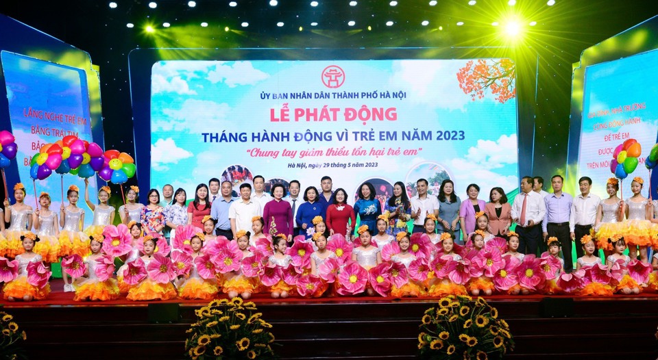 L&atilde;nh đạo Bộ LĐTB&amp;XH, TP H&agrave; Nội v&agrave; c&aacute;c đại biểu chụp ảnh lưu niệm với trẻ em tại Lễ&nbsp;ph&aacute;t động Th&aacute;ng h&agrave;nh động v&igrave; trẻ em TP H&agrave; Nội năm 2023. Ảnh: Phạm H&ugrave;ng.