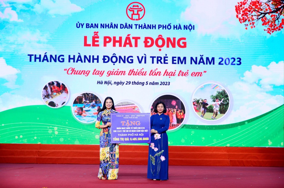 Ph&oacute; B&iacute; thư Thường trực Th&agrave;nh ủy H&agrave; Nội Nguyễn Thị Tuyến trao cho Gi&aacute;m đốc Sở LĐTB&amp;XH H&agrave; Nội Bạch Li&ecirc;n Hương biển tượng trưng kinh ph&iacute; tặng qu&agrave; trẻ em c&oacute; ho&agrave;n cảnh đặc biệt tr&ecirc;n địa b&agrave;n TP. Ảnh: Phạm H&ugrave;ng.&nbsp;