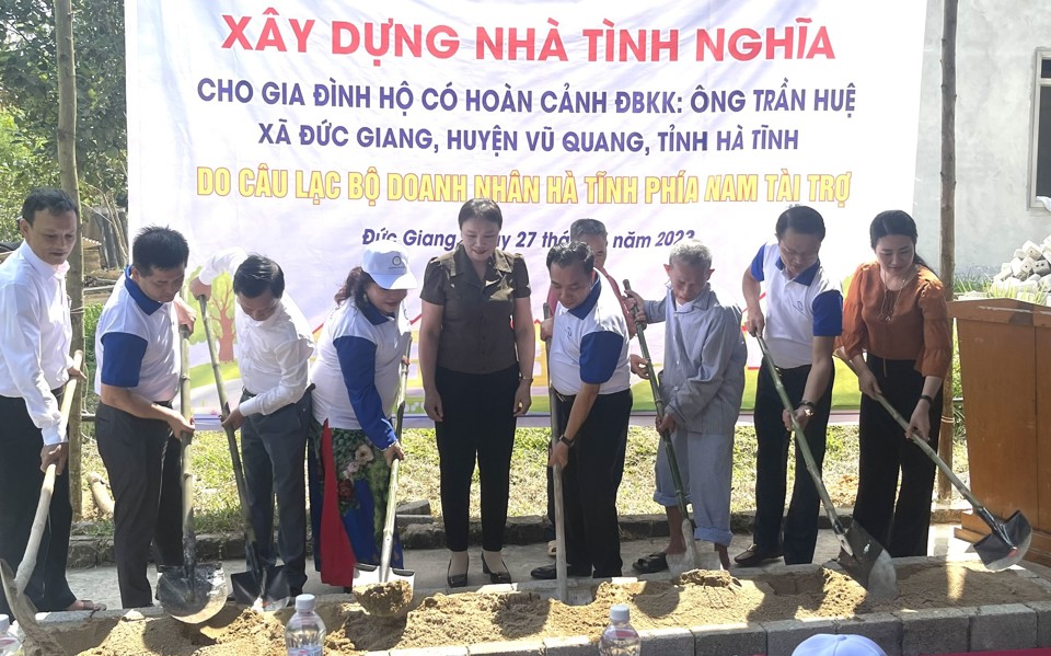 Khởi c&ocirc;ng x&acirc;y dựng nh&agrave; t&igrave;nh nghĩa tại x&atilde; Đức Giang, huyện Vũ Quang.