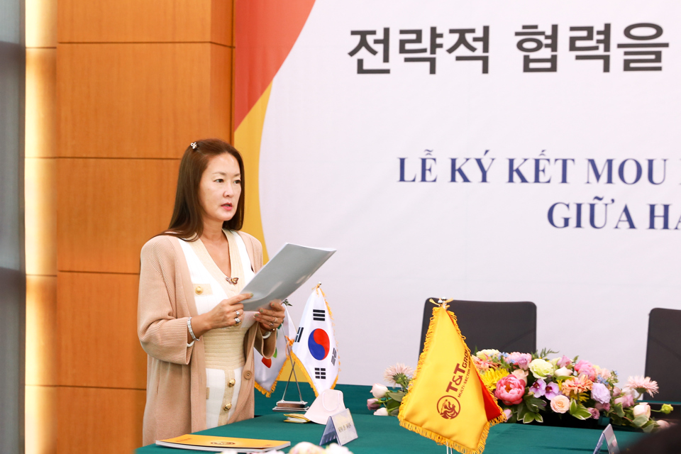 Ph&oacute; Chủ tịch DB Group Kim Ju Won ph&aacute;t biểu tại lễ k&yacute; kết hợp t&aacute;c chiến lược.