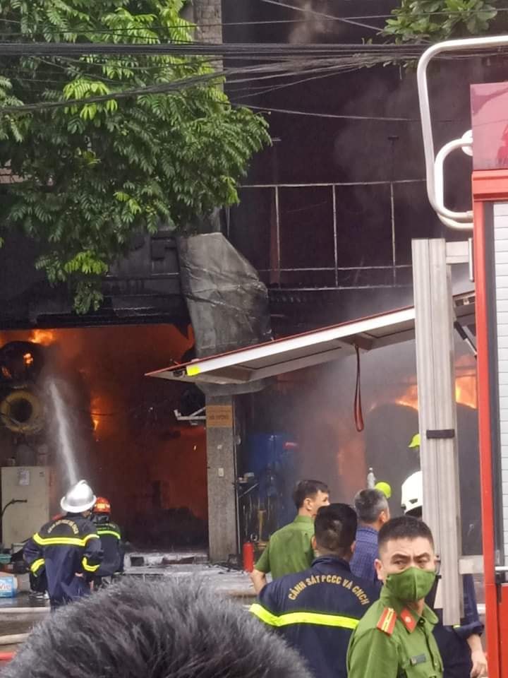 Cháy dữ dội tại cửa hàng lốp ô tô ở Hà Nội - Ảnh 3