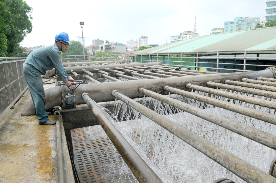 C&ocirc;ng nh&acirc;n kiểm tra hệ thống lọc nước tại Nh&agrave; m&aacute;y Nước Y&ecirc;n Phụ. Ảnh: Thanh Hải