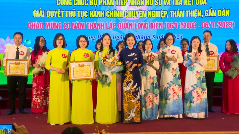 Ph&oacute; Chủ tịch UBND quận Long Bi&ecirc;n Đinh Thị Thu Hương v&agrave; c&aacute;c đội đoạt giải của Hội thi