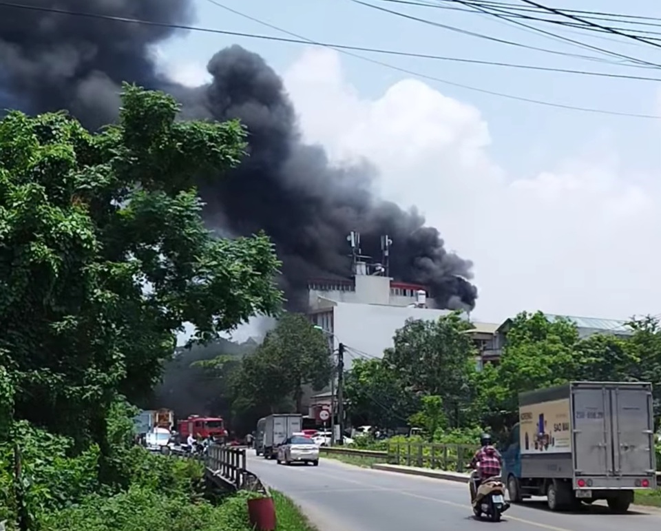 Cháy dữ dội tại cửa hàng lốp ô tô ở Hà Nội - Ảnh 1