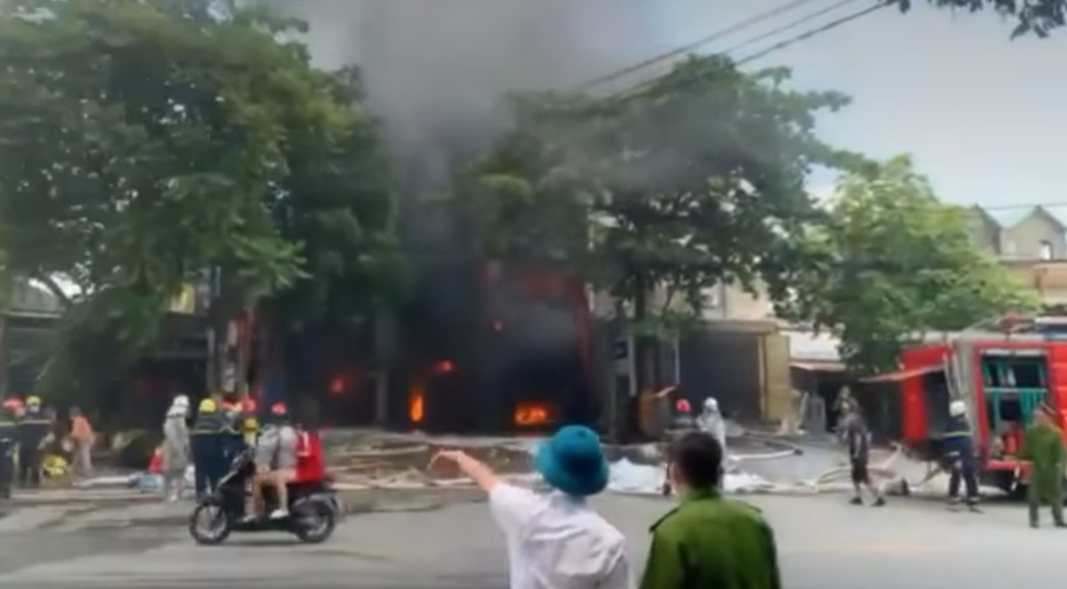 Cháy dữ dội tại cửa hàng lốp ô tô ở Hà Nội - Ảnh 2