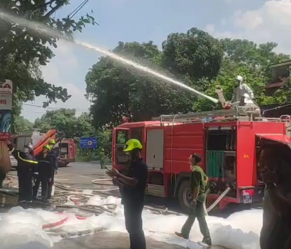 Cháy dữ dội tại cửa hàng lốp ô tô ở Hà Nội - Ảnh 4