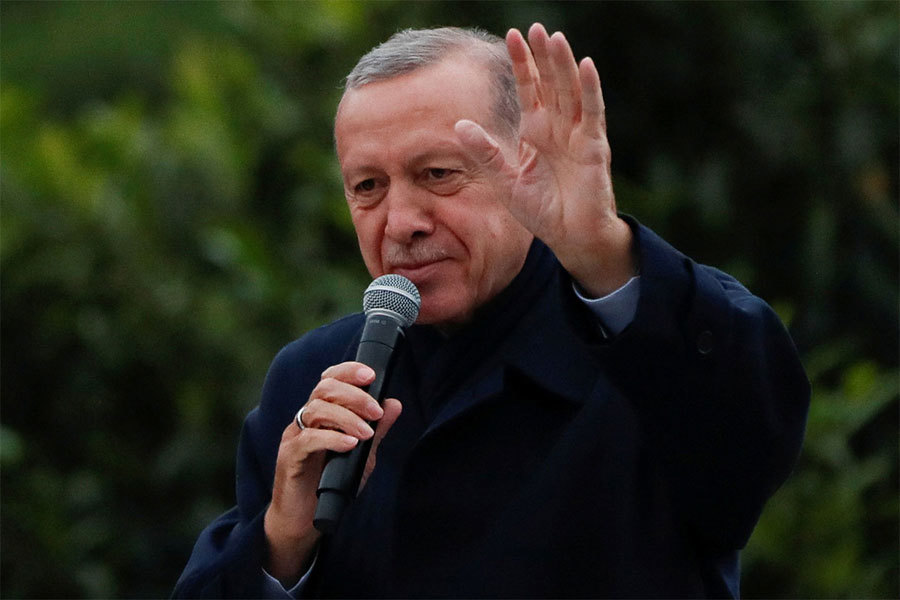 Tổng thống Thổ Nhĩ Kỳ Recep Tayyip Erdogan ph&aacute;t biểu trước đ&aacute;m đ&ocirc;ng người ủng hộ ở Istanbul ng&agrave;y 28/5. Ảnh: Reuters
